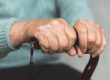 ידיים של אשה מבוגרת
